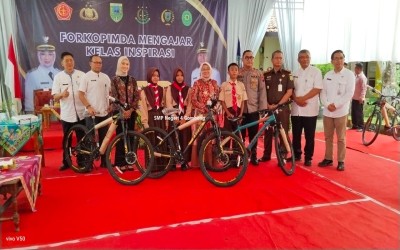 Bupati Kebumen Lilis Nuryani bagikan 6 Sepeda dalam Kelas Inspirasi SMPN 4 Gombong